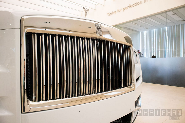 Rolls-Royce Cullinan mới ra đời và được giới thiệu vào tháng 5/2018, chính thức đánh dấu bước ngoặt mới sau 116 năm hình thành và phát triển của thương hiệu xe hơi siêu sang Rolls-Royce. Mặc dù đã ra mắt được gần 2 năm, nhưng phải đợi đến tận bây gờ khách hàng Việt Nam mới được diện kiến Rolls-Royce Cullinan chính hãng đầu tiên về nước.