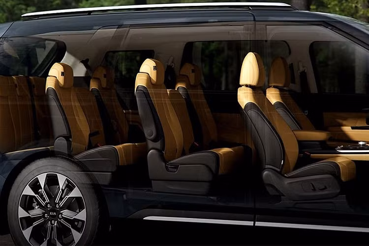 Cũng giống như xe ở Hàn Quốc, Kia Sedona 2021 tại Thái Lan sẽ được trang bị cửa trượt chỉnh điện thông minh bên sườn xe. Nếu người lái chỉ cầm khóa điều khiển từ xa và đứng gần xe trong một khoảng thời gian đủ lâu, cửa trượt sẽ tự động mở ra. Tiếp đến là đèn chiếu sáng khu vực dưới cửa trượt lần đầu tiên có trong phân khúc. Đèn này sẽ bật lên khi cửa trượt mở ra nhằm đảm bảo an toàn cho hành khách trong đêm.