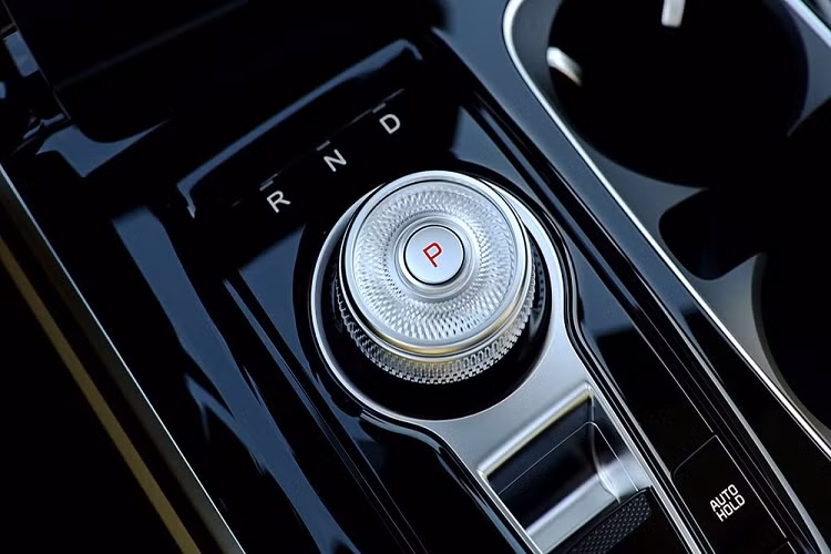 Cuối cùng, Kia Sedona 2021 có hệ thống an toàn chủ động mang tên Drive WiSE, bao gồm hệ thống kiểm soát hành trình thông minh, kiểm soát tốc độ biến thiên, phát hiện điểm mù tránh va chạm, cảnh báo điểm mù, cảnh báo phương tiện cắt ngang khi lùi, hỗ trợ giữ làn đường, hỗ trợ bám theo làn đường, hỗ trợ tránh va chạm phía trước, cảm biến cảnh báo khoảng cách hỗ trợ đỗ xe và camera 360 độ.