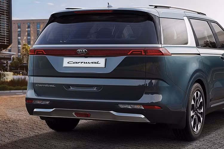 Bên sườn, Kia Sedona 2021 mang thiết kế "cơ bắp" hơn với viền cửa sổ thẳng thớm, đường gân dập nổi bật, nối từ đèn pha đến đèn hậu, cộng thêm viền bằng kim loại ở cột C, được thiết kế với họa tiết kim cương và ôm lấy cửa kính sau. Vì mang phong cách SUV nên Kia Sedona 2021 được trang bị hốc bánh táo bạo hơn, baga nóc nâng lên và gương chiếu hậu nằm trên cửa. Tại thị trường Thái Lan, Kia Sedona mới được trang bị bộ vành hợp kim 18 inch mới.