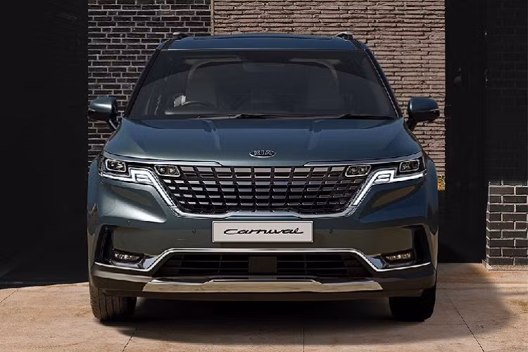 Tương tự xe ở thị trường Hàn Quốc, Kia Sedona thế hệ mới tại Thái Lan cũng sở hữu chiều dài 5.155 mm, rộng 1.995 mm, cao 1.775 mm và chiều dài cơ sở 3.090 mm. So với thế hệ cũ, mẫu xe này dài hơn 40 mm và chiều dài cơ sở tăng 30 mm, mang đến nội thất rộng rãi hơn. Trong khi đó, trọng lượng của xe đạt mức 2.198 kg.