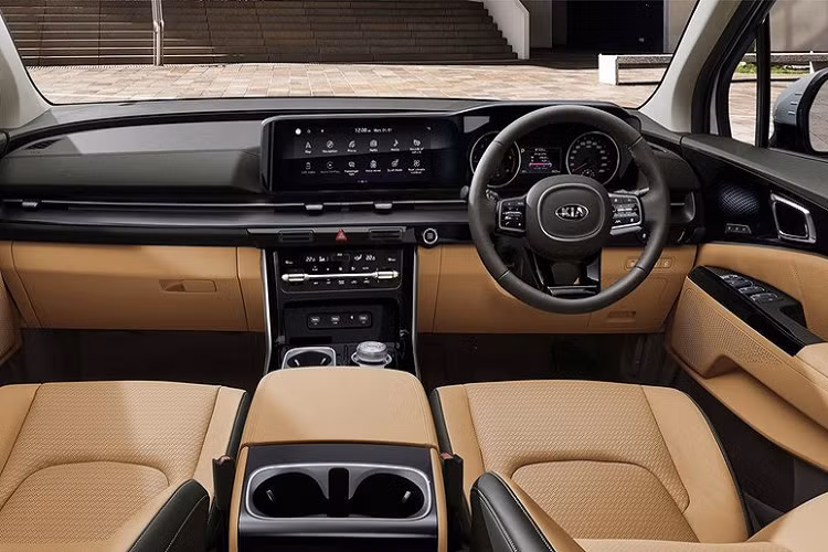 Đằng sau, mẫu MPV cỡ trung này sở hữu cụm đèn hậu LED kéo dài theo chiều rộng của đuôi xe với logo nhà sản xuất ở giữa. Tạo hình bên trong cụm đèn hậu tạo sự tương đồng với dải đèn LED định vị ban ngày đằng trước. Bên dưới là cản sau đi kèm tấm ốp gầm màu bạc theo phong cách SUV và đèn sương mù sau.