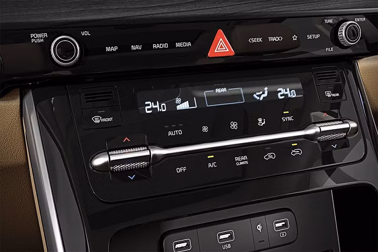 Ngoài ra, Kia Sedona 2021 còn có cụm điều khiển trung tâm mới, màn hình cảm ứng 12,3 inch của hệ thống thông tin giải trí, hỗ trợ Apple CarPlay/Android Auto và núm xoay chuyển số thay cho cần số truyền thống. Thêm vào đó là 2 màn hình 10,1 inch dành cho hàng ghế sau, hệ thống âm thanh Bose 12 loa, 6 cổng USB, khay sạc điện thoại thông minh, hệ thống đèn viền trên cửa trước có thể thay đổi màu sắc, 2 cửa sổ trời chỉnh điện và hàng ghế cuối cùng gập phẳng hoàn toàn xuống sàn để tăng thể tích khoang hành lý.