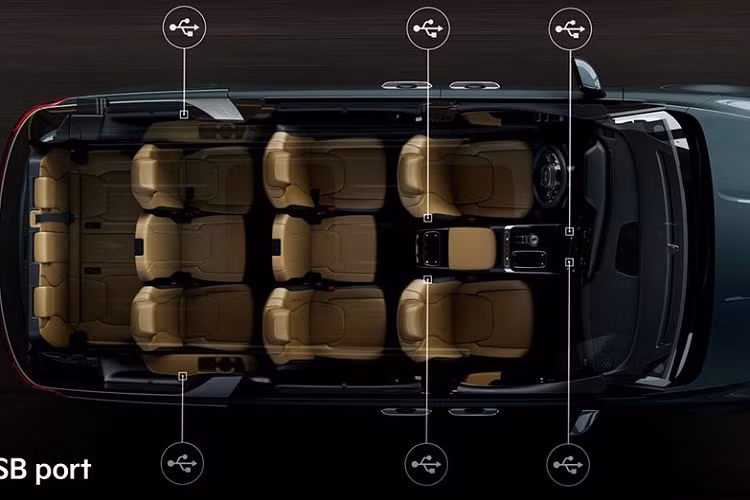 Riêng cửa cốp sau của Kia Sedona 2021 lần đầu tiên có tính năng đóng tự động thông minh. Khi phát hiện vị trí của khóa điều khiển từ xa dần xa khỏi xe, tính năng này sẽ tự động đóng cốp sau lại. Đó là còn chưa kể đến tính năng đóng/mở cửa trượt bên sườn và cửa cốp chỉ bằng một nút bấm. Bước vào bên trong Kia Sedona mới, người lái được chào đón bằng nội thất 4 hàng ghế, đủ chỗ cho 11 người ngồi. Nội thất được bọc da màu nâu với những chi tiết ốp màu đen tương phản.