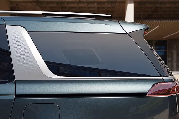 Không chỉ tăng kích thước, Kia Sedona 2021 còn được thiết kế theo phong cách SUV. Xe được trang bị lưới tản nhiệt "mũi hổ" đặc trưng, đèn pha LED thanh mảnh hơn và đi kèm dải đèn LED định vị ban ngày có thiết kế gấp khúc khá bắt mắt. Tiếp đến là nắp ca-pô dập gân và dài hơn cùng cản trước mang thiết kế mạnh mẽ hơn.