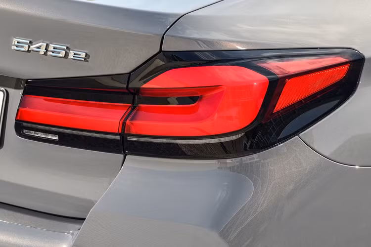 Đèn hậu mang thiết kế dạng khối 3D kết hợp cùng ống xả kép đa giác giúp đuôi xe 5-Series mới trẻ trung hơn đời trước.