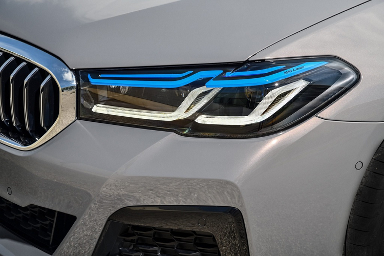 Đèn chiếu sáng LED là trang bị tiêu chuẩn và người dùng có thể chọn nâng cấp thành hệ thống đèn thích ứng Adaptive LED hoặc đèn Laser cao cấp hơn.