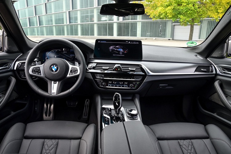 Thiết kế và không gian nội thất của BMW 5-Series 2021 không có quá nhiều khác biệt so với đời xe trước nâng cấp. Hãng xe Đức chỉ thay đổi một vài chi tiết trang trí và sử dụng vật liệu nội thất mới.