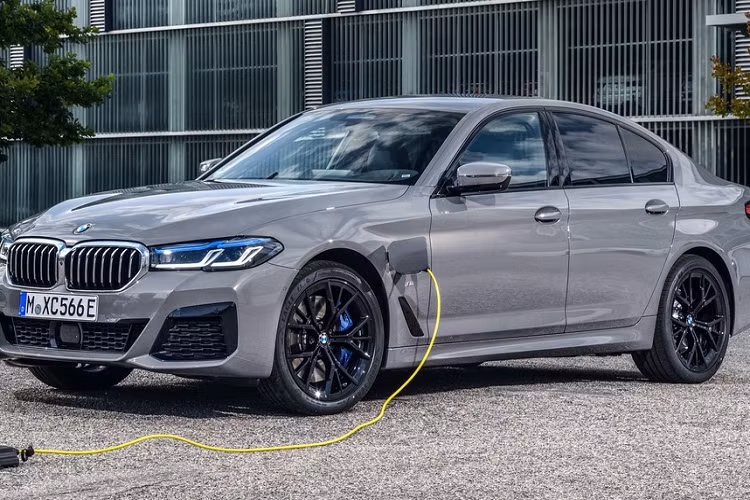 Hệ truyền động hybrid này chia sẻ với mẫu BMW 745Le LCI, tuy nhiên đã được tinh chỉnh khác biệt. BMW 545e xDrive có thể chạy nước rút 0-100 km/h trong 4,7 giây, trong khi BMW 745Le khối lượng nặng hơn nên mất đến 5,1 giây. Tuy nhiên tốc độ tối đa của BMW 545e vẫn bị giới hạn điện tử ở mức 250 km/h.