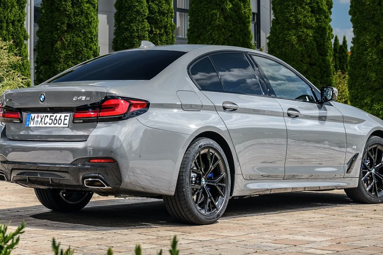 Dung lượng bộ pin của 545e là 12 kWh, tương tự BMW 530e. Hãng xe Đức cho biết bộ pin này cung cấp tầm hoạt động 54-57 km. BMW 545e cũng được trang bị tiêu chuẩn tính năng BMW eDrive Zone, có khả năng tự động phát hiện các khu vực phát thải thấp thông qua GPS và chuyển sang chế độ EV.