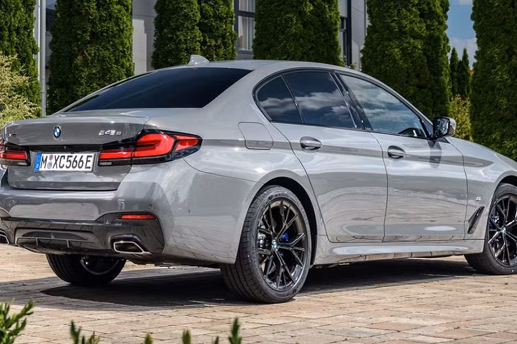 Dung lượng bộ pin của 545e là 12 kWh, tương tự BMW 530e. Hãng xe Đức cho biết bộ pin này cung cấp tầm hoạt động 54-57 km. BMW 545e cũng được trang bị tiêu chuẩn tính năng BMW eDrive Zone, có khả năng tự động phát hiện các khu vực phát thải thấp thông qua GPS và chuyển sang chế độ EV.