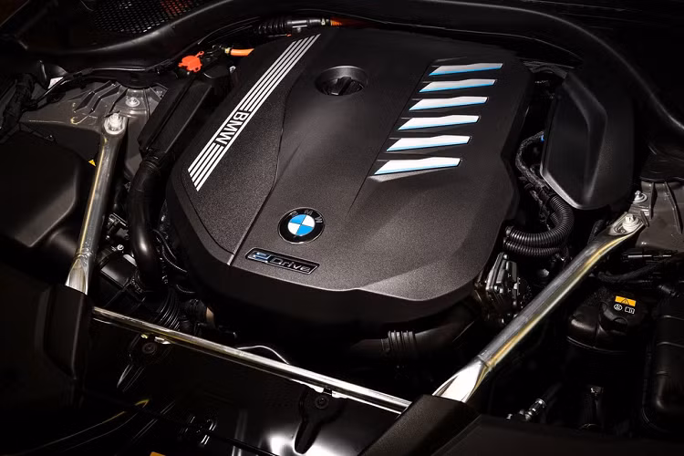 "Trái tim" của BMW 545e xDrive là khối động cơ xăng 6 xy-lanh 3.0L, cho công suất 286 mã lực, kết hợp cùng một động cơ điện 80 kW, tạo ra tổng công suất 394 mã lực, mô-men xoắn cực đại ở mức 600 Nm. Hộp số tự động Steptronic 8 cấp và hệ dẫn động 4 bánh.