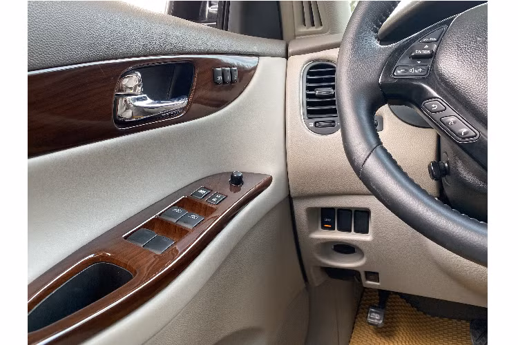 Điểm bất ngờ là xe được trang bị cửa số trời có chế độ chống kẹt rất hiện đại. Cốp xe thì vẫn phải chỉnh tay.