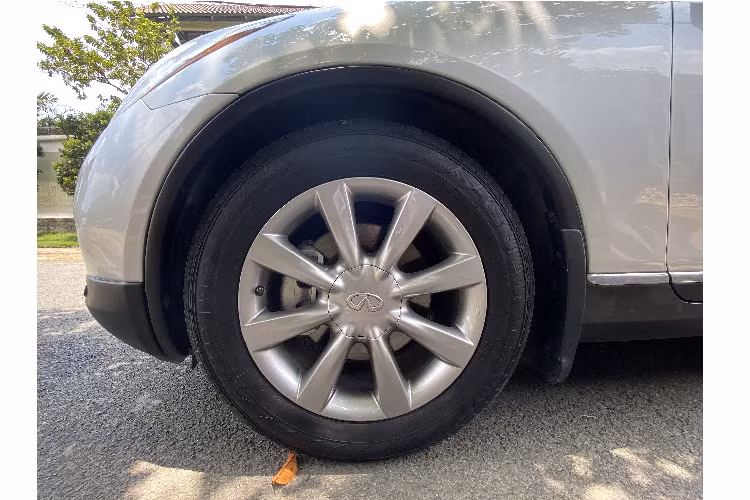 Không gian nội thất bên trong màu kem khá sang trọng, ghế da màu bạc, taplo được bọc da cao cấp hoàn toàn kết hợp với những đường vân gỗ được ốp xen kẽ và hài hòa. Ghế người lái có chỉnh điện 10 hướng hiện đại, còn ghế hành khách ngồi kế bên chỉnh điện 08 hướng.