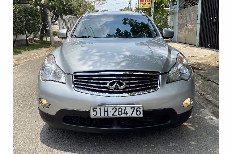 Chiếc Infiniti EX35 đời 2008 là một trong những chiếc hiếm hoi tại thị trường Việt Nam. EX35 đời 2008 là phiên bản đầu tiên, hãng xe Infiniti sản xuất đến năm 2013 thì nâng cấp và đổi tên dòng xe này thành Infiniti QX50. Hiện đang được bán với giá niêm yết tầm 3.2 tỉ đồng.