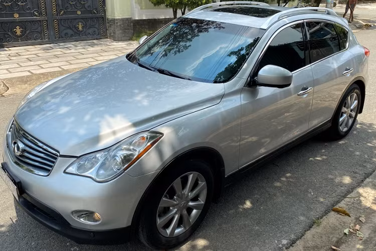 Thương hiệu xe sang Infiniti khá thành công tại thị trường Mỹ, Canada và sau này là Trung Quốc. Infiniti vào thị trường Việt Nam năm 2009. Đến 2015, họ cho ra mắt 02 sản phẩm là Infiniti QX70 và QX80. Từ đó đến nay, hãng xe này vẫn chưa có thấy sự bứt tốc.