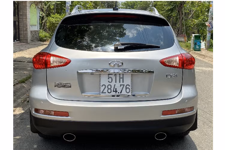 Infiniti EX35 sỡ hữu hộp số tự động 5 cấp, khả năng chuyển số rất mượt. Những chiếc xe sản xuất sau năm 2010 thì được trang bị hộp số 07 cấp.