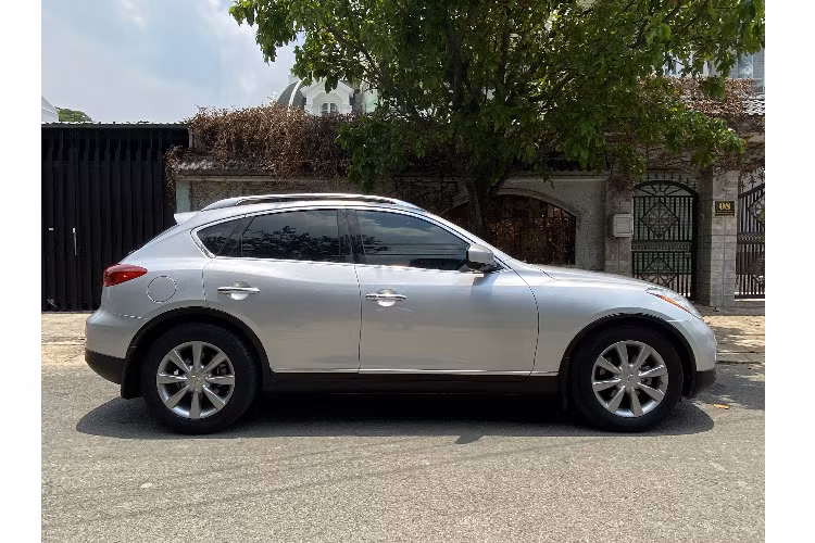 Mẫu xe hạng sang Infiniti EX35 sở hữu động cơ 3.5L V6 DOHC sản sinh 300hp trong 6800 rpm với mô men xoắn cực đại 343Nm/4800rpm. Vận tốc tối đa đạt được là 232km/h. Khả năng tăng tốc từ 0-100km/h trong 5.8-6s. Khả năng đạt vận tốc 160km/h trong 15s.