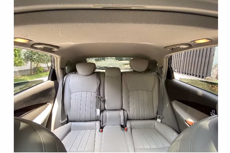 Hàng ghế thứ hai thì đủ rộng. Tuy nhiên những người cao trên 180cm thì sẽ khá chật chội. Đây là dòng xe thể thao nên cũng không thể đòi hỏi hàng ghế thứ hai tiện nghi và rộng rãi được.