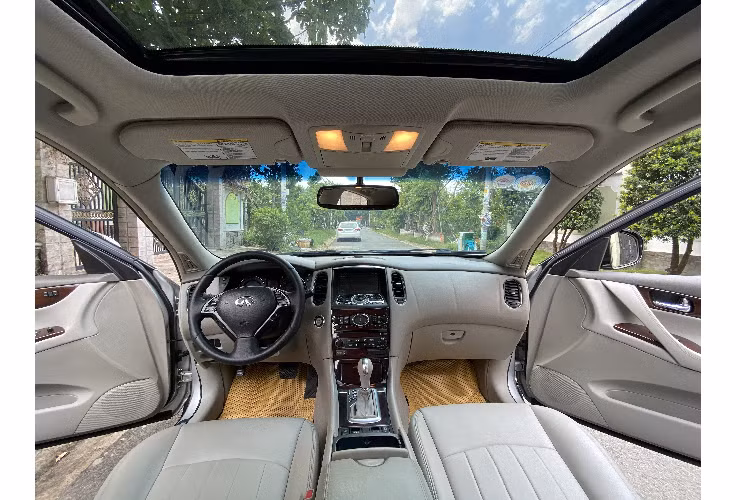 Không giống như FX35 với vẻ ngoài hầm hố và cao lớn, Infiniti EX35 sở hữu hình dáng mềm mại hơn, nhỏ hơn với kích thước dài x rộng x cao lần lượt là: 4630 x 1800 x 1557mm. Chiều dài cơ sở 2850mm và khối lượng 1.570kg. Infiniti EX35 sở hữu lốp của Eagle F1, thông số mâm 245/60R18