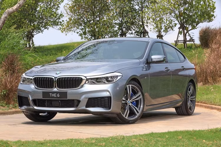  BMW 630i GT M Sport mới đã cập bến Thái Lan với cabin rộng rãi giúp tay lái thư giãn trên đường cùng với thiết kế ngoại thất độc đáo và mạnh mẽ. Sự sang trọng của xe được thể hiện qua đèn pha LED thích ứng, lưới tản nhiệt hình quả thận lớn và mui xe dốc về phía sau theo phong cách Coupe.Ở sau xe, đèn hậu trong thiết kế ba chiều nổi bật.