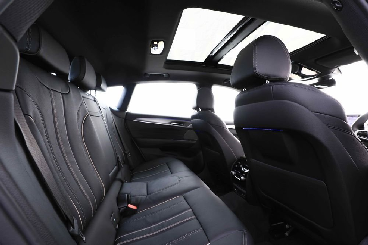 Thiết kế và chất liệu nội thất thể hiện được sự tinh tế và ưu việt. Hàng ghế sau thoải mái và rộng rãi. Hơn nữa, ghế sau có thể gập phẳng chỉ bằng các nút bấm. Tương tự như vậy, khoang hành lý của xe có thể mở và đóng tự động.