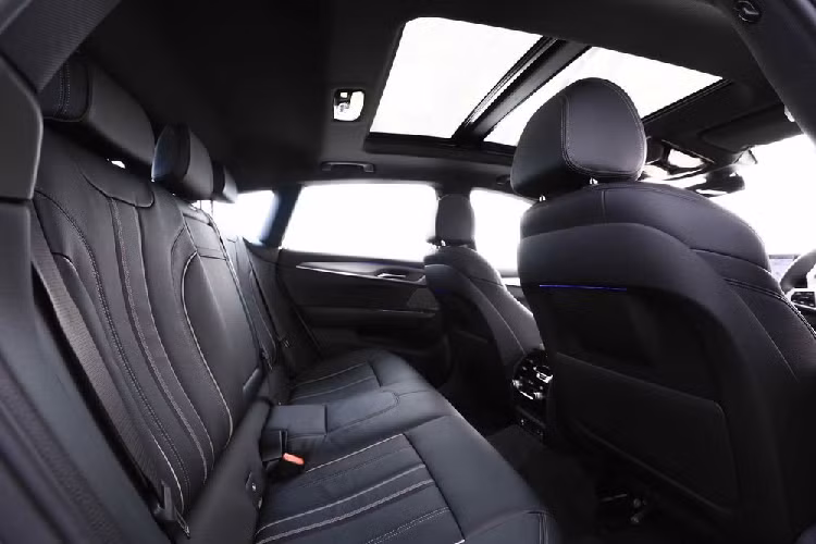 Thiết kế và chất liệu nội thất thể hiện được sự tinh tế và ưu việt. Hàng ghế sau thoải mái và rộng rãi. Hơn nữa, ghế sau có thể gập phẳng chỉ bằng các nút bấm. Tương tự như vậy, khoang hành lý của xe có thể mở và đóng tự động.