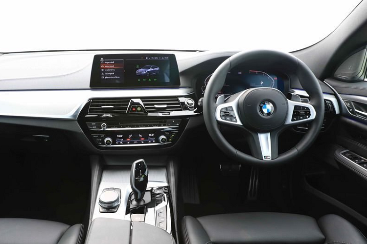 Mẫu xe hơi mới BMW 630i GT M Sport đi kèm với hệ thống điều khiển và hiển thị tuyệt vời. Xe cung cấp sự hoàn thiện tối đa đối với các nút điều khiển, định vị, cũng như chức năng liên lạc và giải trí hàng đầu.