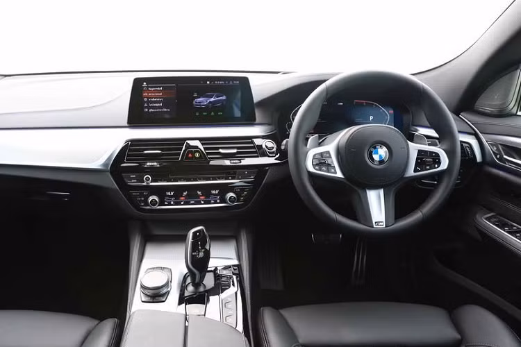 Mẫu xe hơi mới BMW 630i GT M Sport đi kèm với hệ thống điều khiển và hiển thị tuyệt vời. Xe cung cấp sự hoàn thiện tối đa đối với các nút điều khiển, định vị, cũng như chức năng liên lạc và giải trí hàng đầu.