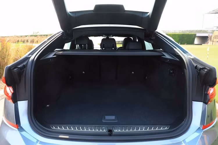 Bảng điều khiển phía trước đi kèm với màn hình kỹ thuật số 12,3 inch và màn hình cảm ứng độ phân giải cao 10,25 inch. Hệ thống Evasion Aid giúp giảm nguy cơ tai nạn trong trường hợp phanh xe đột ngột. Bên cạnh đó, xe cũng có sẵn hệ thống kiểm soát tốc độ với chức năng Stop&amp;Go, đỗ xe điều khiển từ xa và màn hình head-up.