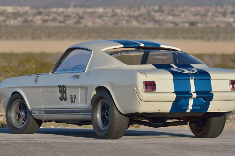 Vào 14/2/1965, chiếc xe đi vào lịch sử tại một cuộc đua trên đường đua Green Valley, Dallas với tư cách là chiếc Shelby Mustang đầu tiên giành chiến thắng tại một chặng đua lớn. Chiếc xe khi đó đã được cầm lái bởi tay đua huyền thoại Ken Miles, người đã đồng hành cùng Shelby American để phát triển chiếc xe này cùng nhiều dòng xe khác, bao gồm cả Ford GT40 huyền thoại. Với một tấm hình chiếc xe bay trên không trung trong lúc cuộc đua diễn ra đã khiến chiếc xe này có biệt danh “Flying Mustang”.