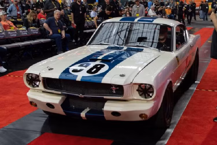 Đến nay, kỷ lục này đã bị lật đổ khi chiếc xe Ford Shelby GT350R nguyên mẫu từng được cầm lái và phát triển bởi tay đua Ken Miles mới đây đã được bán bởi Mecum với giá 3,85 triệu USD. Chiếc Mustang Shelby GT350R nguyên mẫu này từng được tay đua huyền thoại Ken Miles cầm lái và phát triển được bán thông qua một phiên đấu giá do Mecum Auction tổ chức.