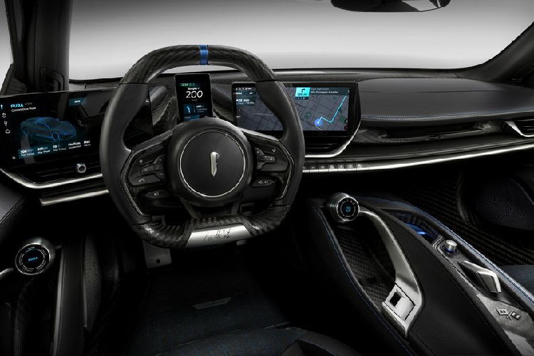 Với các bảng – biển đặc biệt, khoang cabin được bọc da đen và chất liệu Alcantara, cùng các đường chỉ khâu xanh dương tương phản.