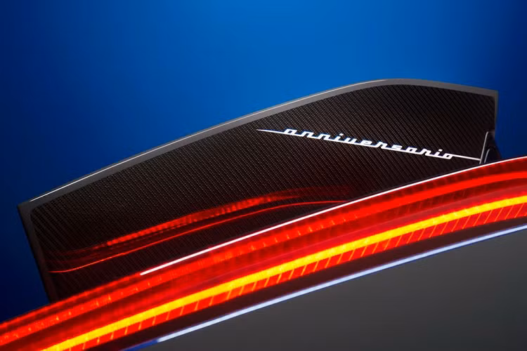 Góp phần nâng cao vẻ đẹp ngoại thất chính là sự kết hợp độc đáo của 3 màu sắc: Grigio Antonelliano (màu mới), Iconica Blu (sắc thái đặc trưng của Pininfarina) và cuối cùng là Bianco Sestriere. Cụ thể hơn, mỗi chiếc xe phải mất tới vài tuần để hoàn thiện lớp sơn thủ công này, một trong những bề mặt sơn phức tạp nhất trên thế giới, theo lời kể của Giám đốc Thiết kế, Luca Borgogno.