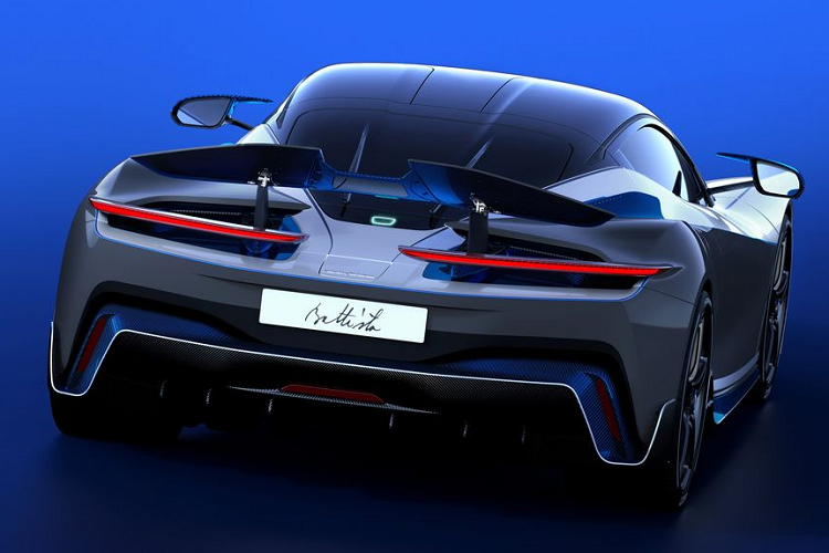 Battista Anniversario 2021 mới sẽ được trang bị gói Furiosa - hiện đã được cung ứng trên các sản phẩm còn lại của hãng. Trang bị này sẽ bao gồm bộ chia trước bằng sợi carbon, các ốp sườn và bộ khuếch tán phía sau, ngoại thất 2 màu để lộ các mảng carbon, cũng như các chi tiết carbon Iconica Blu với các sọc Bianco Sestriere – những trang bị riêng biệt trên biến thể này.