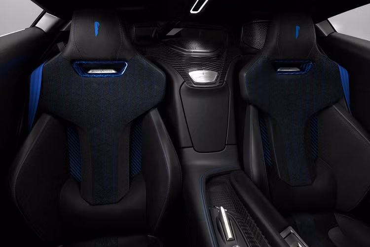 Về mặt kĩ thuật, hệ thống 4 động cơ điện sản sinh tổng công suất 1873 mã lực và lượng mô-men xoắn cực đại 2300 Nm.