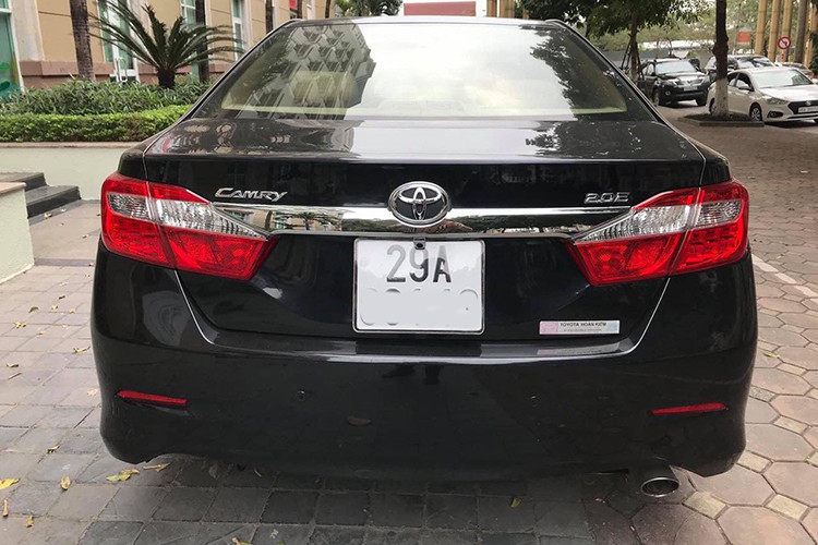 Camry 2013 được trang bị 2 túi khí, các hệ thống an toàn như ABS, EBD, BA, hệ thống cảm biến trước và sau xe. Duy chỉ có hệ thống cân bằng điện tử VSC – một công nghệ đang là “mốt” hiện nay thì lại không được xuất hiện trong dòng xe này.