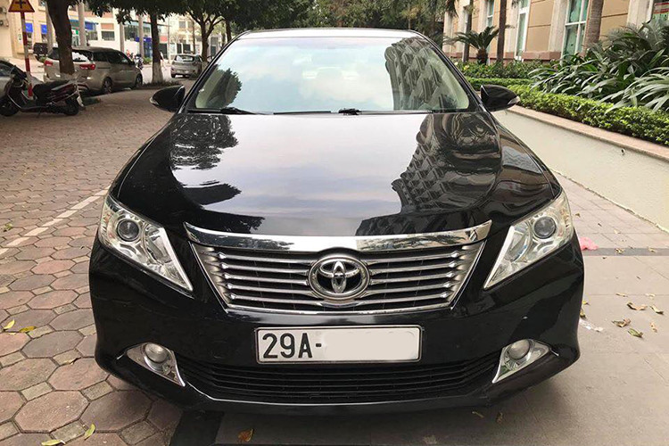Ở Việt Nam hiện nay, xe Toyota nói chung và Toyota Camry nói riêng được đánh giá là “vua giữ giá”. Khi ra mắt, giá xe Toyota Camry 2013 khoảng hơn 1 tỷ đồng. Hiện tại trên thị trường xe cũ nó được chào bán khoảng từ hơn 500 đến gần 800 triệu đồng, tuỳ vào từng phiên bản.