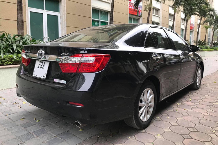 Chiếc xe Toyota Camry đời 2013 sau 7 năm lăn bánh với hơn 50.000 km đang rao bán với giá khoảng hơn triệu đồng, gần bằng giá xe mới của một chiếc Hyundai Elantra. Đối với nhiều người thì việc chọn mua Camry cũ vẫn có sức hấp dẫn hơn mua mẫu xe cỡ C mới bởi ưu thế về không gian nội thất, trang bị tiện nghi cũng như giá trị thương hiệu.