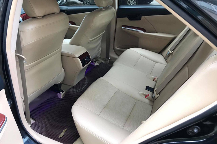 Phiên bản 2.0E sử dụng động cơ VTT-I dung tích 2.0L. Với mức tiêu thụ nhiên liệu ở mức trung bình từ 7 – 8 lít/100km với hệ thống đường trường, 11 – 12 lít/100km với hệ thống đường đô thị, Camry 2013 được đánh giá là xe mang đến khả năng tiết kiệm nhiên liệu phổ biến của thương hiệu Toyota.