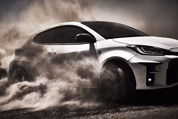 Được định vị sản phẩm cạnh tranh trực tiếp với Ford Fiesta ST, Renault Clio RS và Volkswagen Polo GTI, Toyota GR Yaris 2020 mới - chiếc xe nhỏ gọn đến từ Nhật Bản cho thấy sức mạnh vượt trội hơn, đặc biệt với hệ dẫn động 4 bánh toàn thời gian.