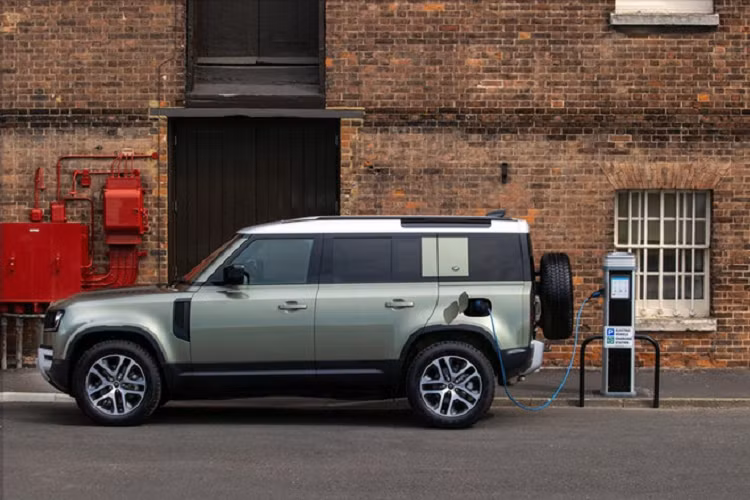 Phiên bản plug-in mới P400e sử dụng động cơ tăng áp 2.0L 4 xy-lanh kết hợp với một mô-tơ điện 141 mã lực cho tổng công suất 398 mã lực và mô-men xoắn 639 Nm.