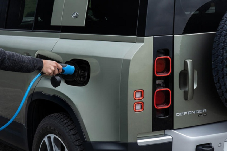 Tờ CarBuzz cho biết bản plug-in hybrid của Land Rover Defender 2021 mới sẽ dành cho thị trường châu Âu. Trước đó, Land Rover Defender 2021 với hệ thống lai nhẹ đã được công bố cho thị trường Mỹ.