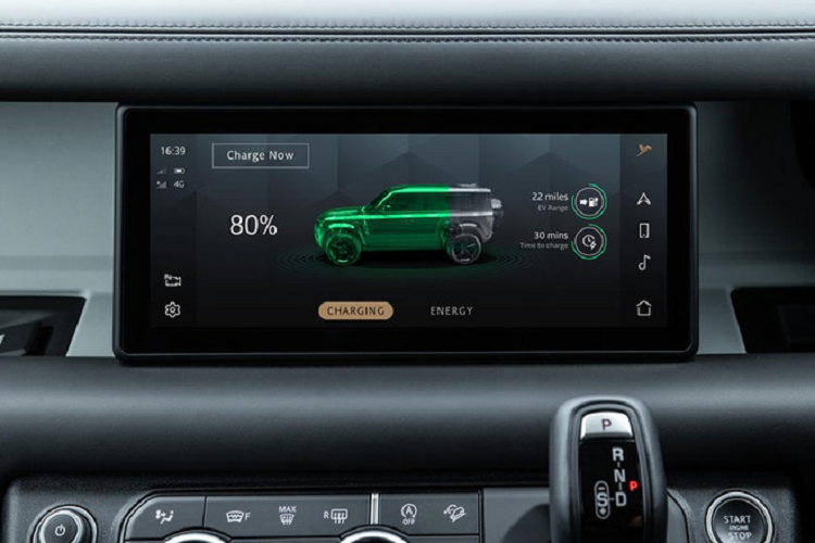 Nếu dùng bộ sạc nhanh DC, Defender mới chỉ mất 30 phút để sạc đầy 80% pin. Trong khi đó, để đạt được dung lượng này, bộ sạc 7 kW AC sẽ cần tới 2 tiếng.