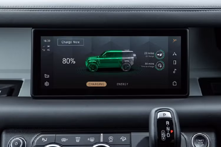 Nếu dùng bộ sạc nhanh DC, Defender mới chỉ mất 30 phút để sạc đầy 80% pin. Trong khi đó, để đạt được dung lượng này, bộ sạc 7 kW AC sẽ cần tới 2 tiếng.