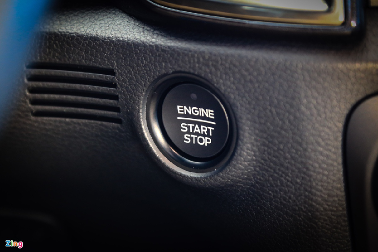 Những công nghệ an toàn có trên Ford Everest 2021 gồm ga tự động thích ứng Adaptive Cruise Control, kiểm soát đổ đèo, hỗ trợ đỗ xe chủ động, cảnh báo điểm mù kết hợp cảnh báo xe cắt ngang, cảnh báo lệch làn và duy trì làn đường, cảnh báo va chạm trước, cùng hệ thống 7 túi khí. 