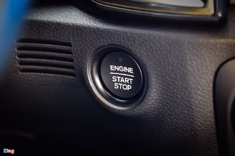 Những công nghệ an toàn có trên Ford Everest 2021 gồm ga tự động thích ứng Adaptive Cruise Control, kiểm soát đổ đèo, hỗ trợ đỗ xe chủ động, cảnh báo điểm mù kết hợp cảnh báo xe cắt ngang, cảnh báo lệch làn và duy trì làn đường, cảnh báo va chạm trước, cùng hệ thống 7 túi khí. 