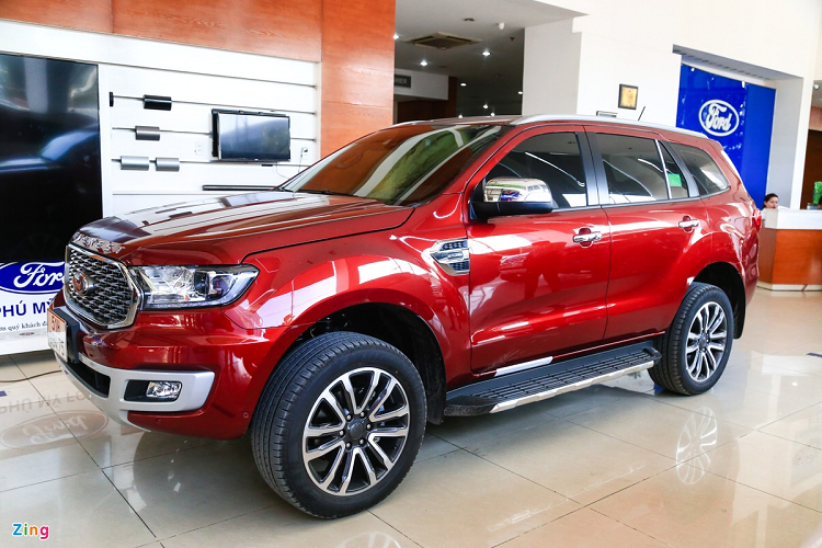 Ford Everest 2021 vẫn được nhập khẩu từ Thái Lan và không được hưởng ưu đãi 50% lệ phí trước bạ. Những thay đổi mới ở ngoại hình được kỳ vọng sẽ giúp mẫu xe này tăng tính cạnh tranh trong phân khúc, vốn đang có nhiều mẫu xe mới xuất hiện. Trong tháng 10, Ford Everest đạt doanh số 621 xe, xếp thứ 3 trong nhóm SUV 7 chỗ sau Toyota Fortuner và Hyundai Santa Fe.