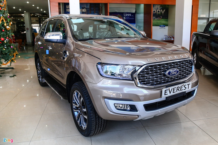 Điểm thay đổi dễ nhận thấy trên xe SUV Ford Everest 2021 nằm ở đầu xe. Mẫu SUV này nhận được lưới tản nhiệt dạng lưới, thay vì dạng thanh ngang như đời cũ. Tất cả phiên bản của Everest mới đều được gắn thêm dòng chữ tên xe ở nắp ca-pô.