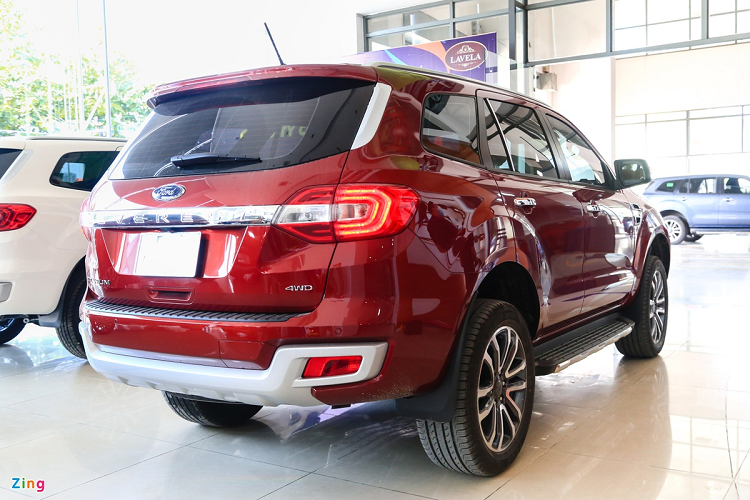 Không có sự thay đổi về động cơ. Bản Everest Titanium cao cấp nhất sử dụng động cơ diesel Bi-Turbo 2.0L, công suất 210 mã lực, mô-men xoắn 500 Nm, kết hợp số tự động 10 cấp và hệ dẫn động bốn bánh toàn thời gian. Các phiên bản còn lại sử dụng động cơ diesel Single Turbo, kết hợp tùy chọn hộp số tự động 10 cấp hoặc số sàn 6 cấp, cùng hệ dẫn động cầu sau. 